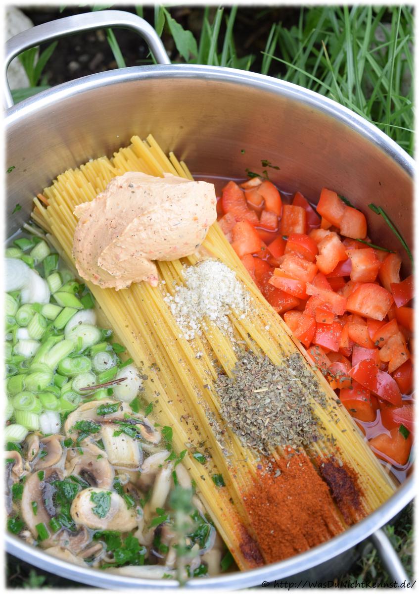 Rezeptbild: One Pot Pasta – Variation mit Champignons und Frühlingszwiebeln