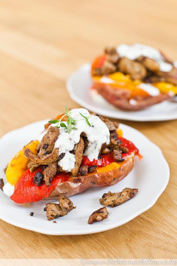 Rezeptbild: Ofen-Süßkartoffeln mit Paprika, Gyros und Joghurt