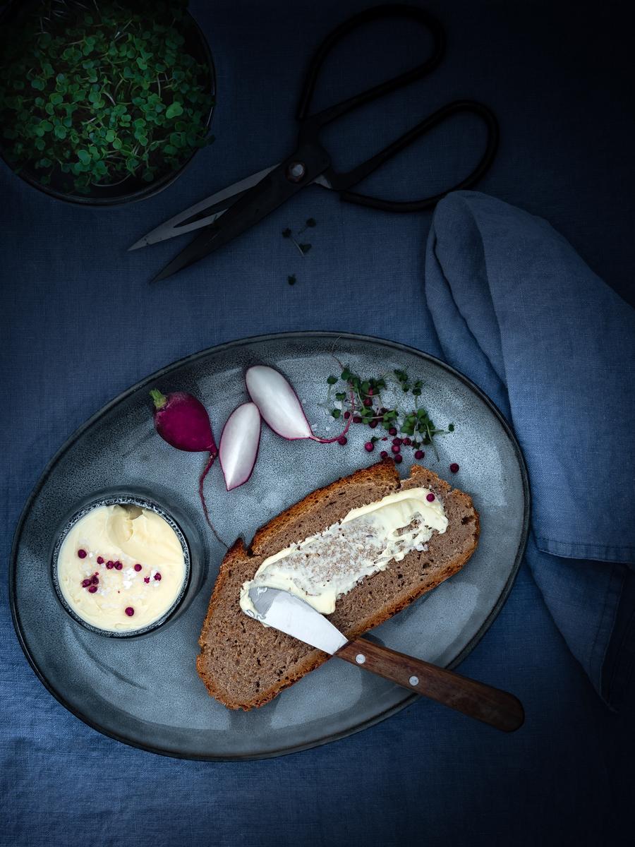 Rezeptbild: Roggen-Dinkel Brot mit selbst gemachter veganer Butter