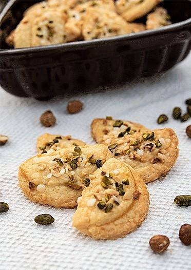 Rezeptbild: Uppåkrakakor – Schwedische Butterplätzchen mit Pistazien und Haselnüssen