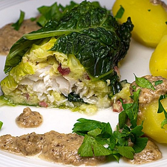 Rezeptbild: Kabeljau-Wirsing-Roulade mit Pilzsauce