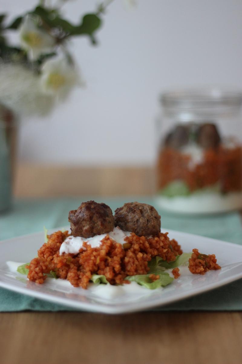 Rezeptbild: Bulgur-Salat mit Hackbällchen