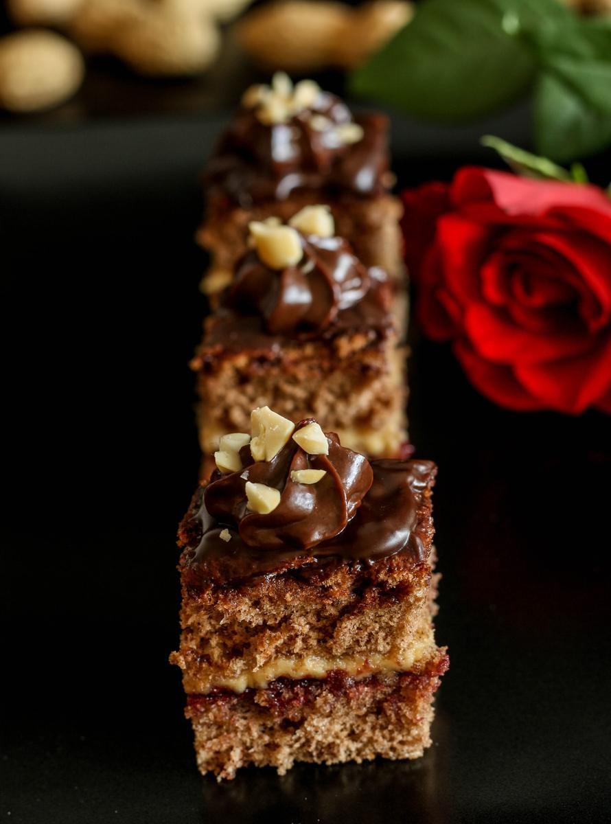 Rezeptbild: Peanutbutter and Jelly Petit Fours