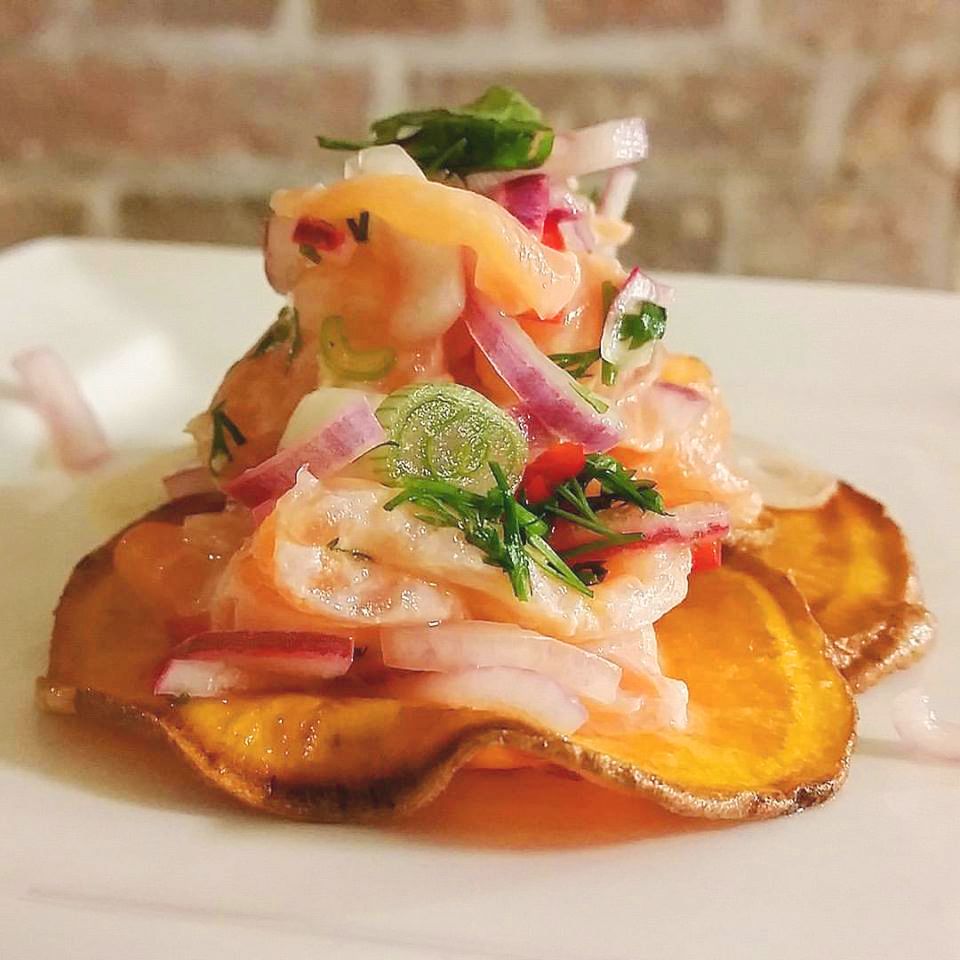 Rezeptbild: Süßkartoffel Chips mit einer Art „Ceviche“ vom Lachs