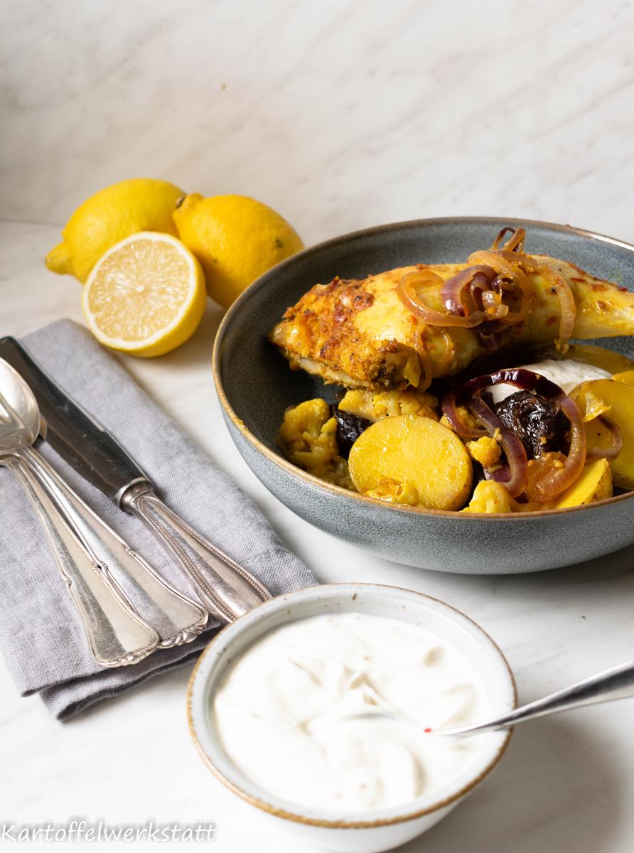 Rezeptbild: Geschmorte Kartoffeln mit Backpflaumen, Blumenkohl & Hähnchenschenkel