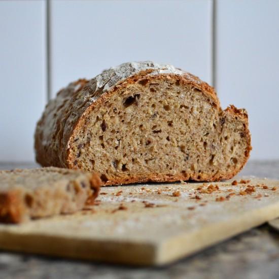 Rezeptbild: Weizenvollkornbrot mit Haferflocken und Leinsaat