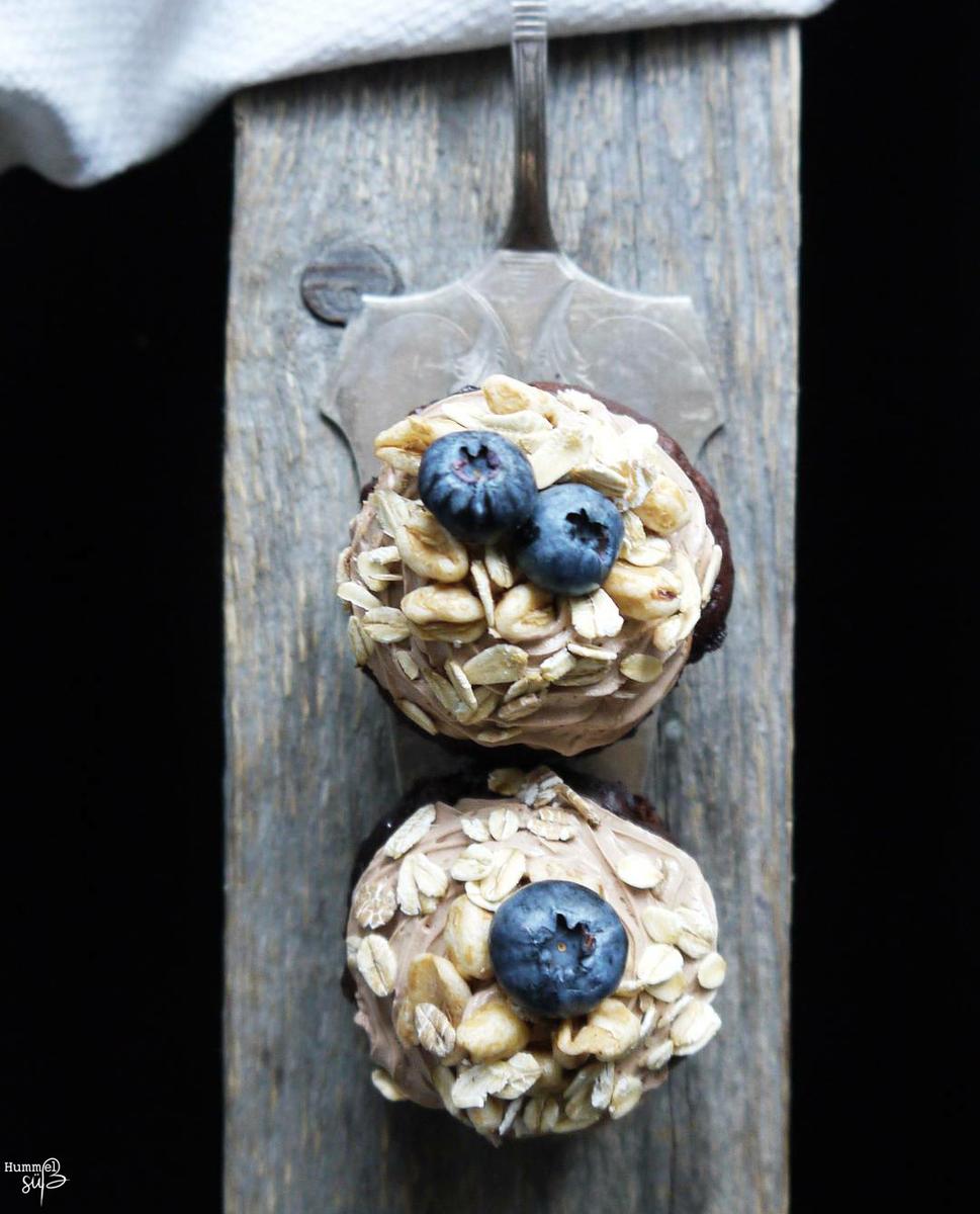 Rezeptbild: Banane Heidelbeer Cupcake, mit Schoko-Créme fraîche und Müsli-Topping