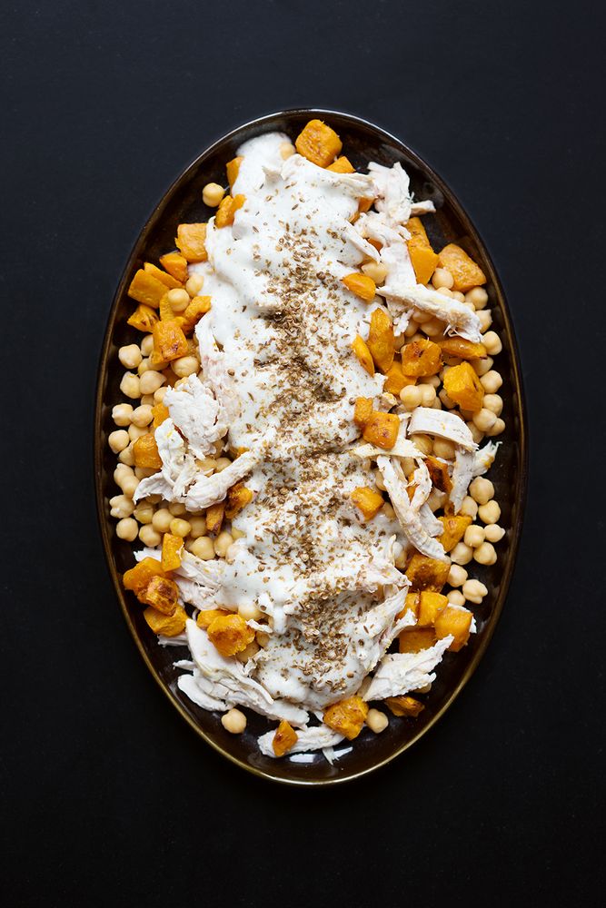 Rezeptbild: Pochiertes Hähnchenbrustfilet, Kichererbsen und Kürbis mit Joghurt-Tahini-Sauce