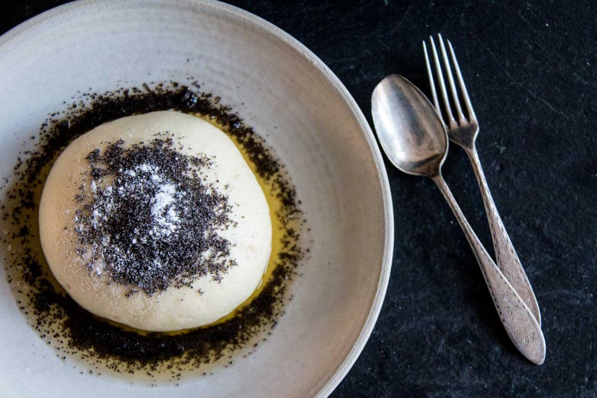 Rezeptbild: Germknödel mit Butter und Mohn