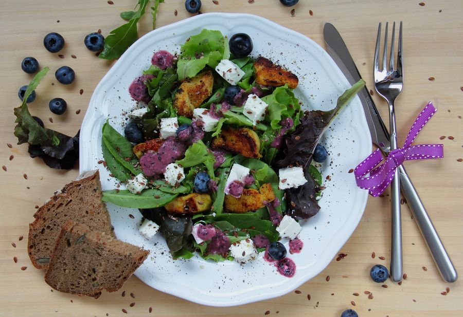 Rezeptbild: Salat mit Huhn, Feta und Heidelbeeren