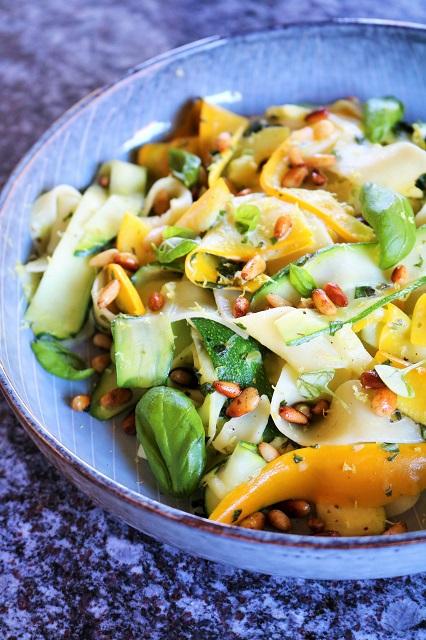 Rezeptbild: Zucchini Pappardelle mit Feta und Zitrone