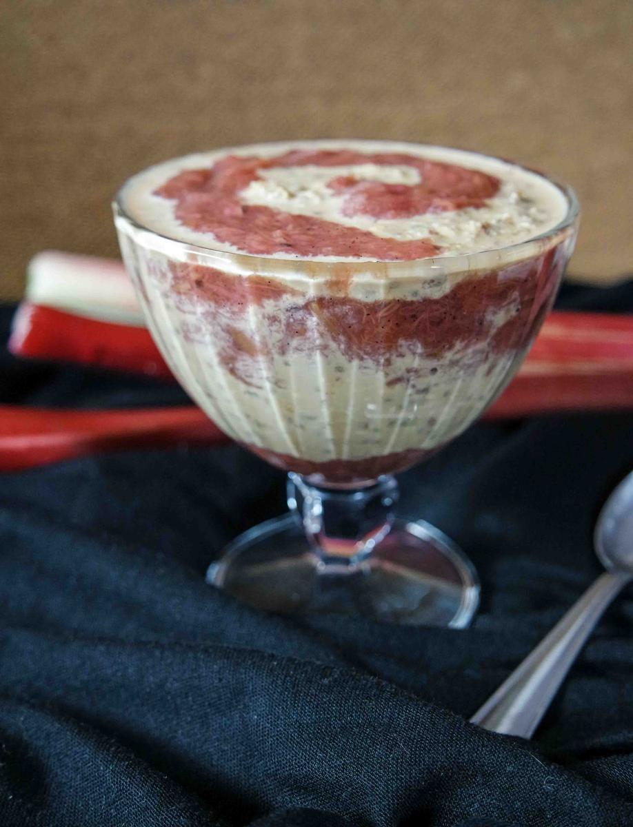 Rezeptbild: Overnight Oats mit Rhabarberkompott