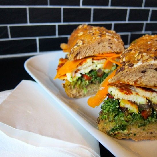 Rezeptbild: Halloumisandwich mit Petersilienpesto