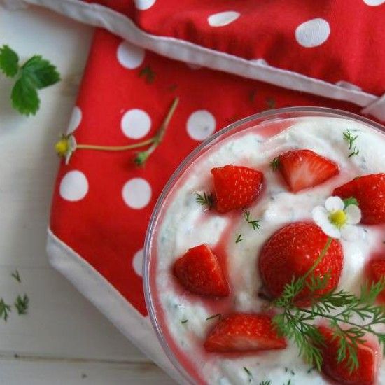 Rezeptbild: Dill-Quarkdessert mit Erdbeeren