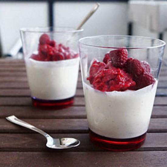 Rezeptbild: Bayerische Creme mit Himbeerpüree