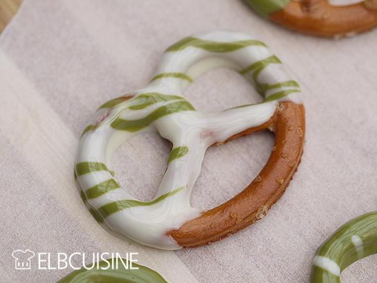 Rezeptbild: Verrückte Faschings-Knabberei: Matcha-Brezeln
