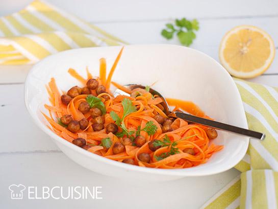 Rezeptbild: Kichererbsensalat – Genuss in feinen Streifen mit geschmorten Kichererbsen