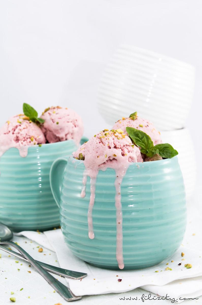Rezeptbild: Erdbeer-Mascarpone-Eis mit Basilikum