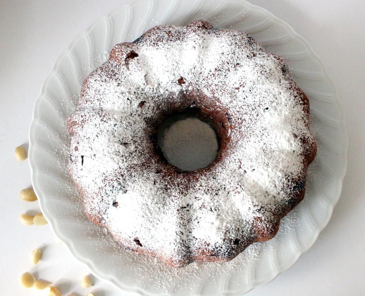 Rezeptbild: Macadamia und weisse Schokolade Gugelhopf