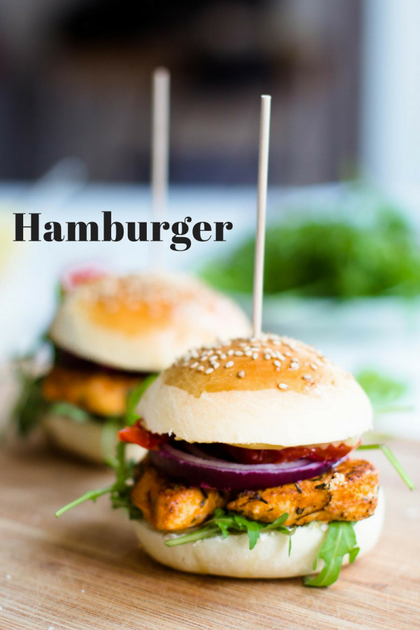 Rezeptbild: HAMBURGER MIT HÜHNERFLEISCH, RUCOLA, GETROCKNETEN TOMATEN UND ROTEN ZWIEBELN