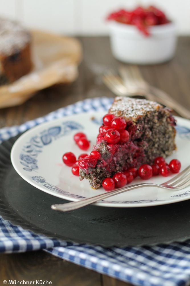 Rezeptbild: Mohnkuchen mit Johannisbeeren