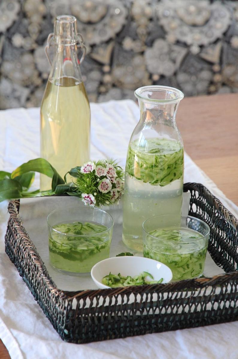 Rezeptbild: Sharbat-e Sekandjebin Khiyar - persische Minzlimonade mit geraspelten Gurken