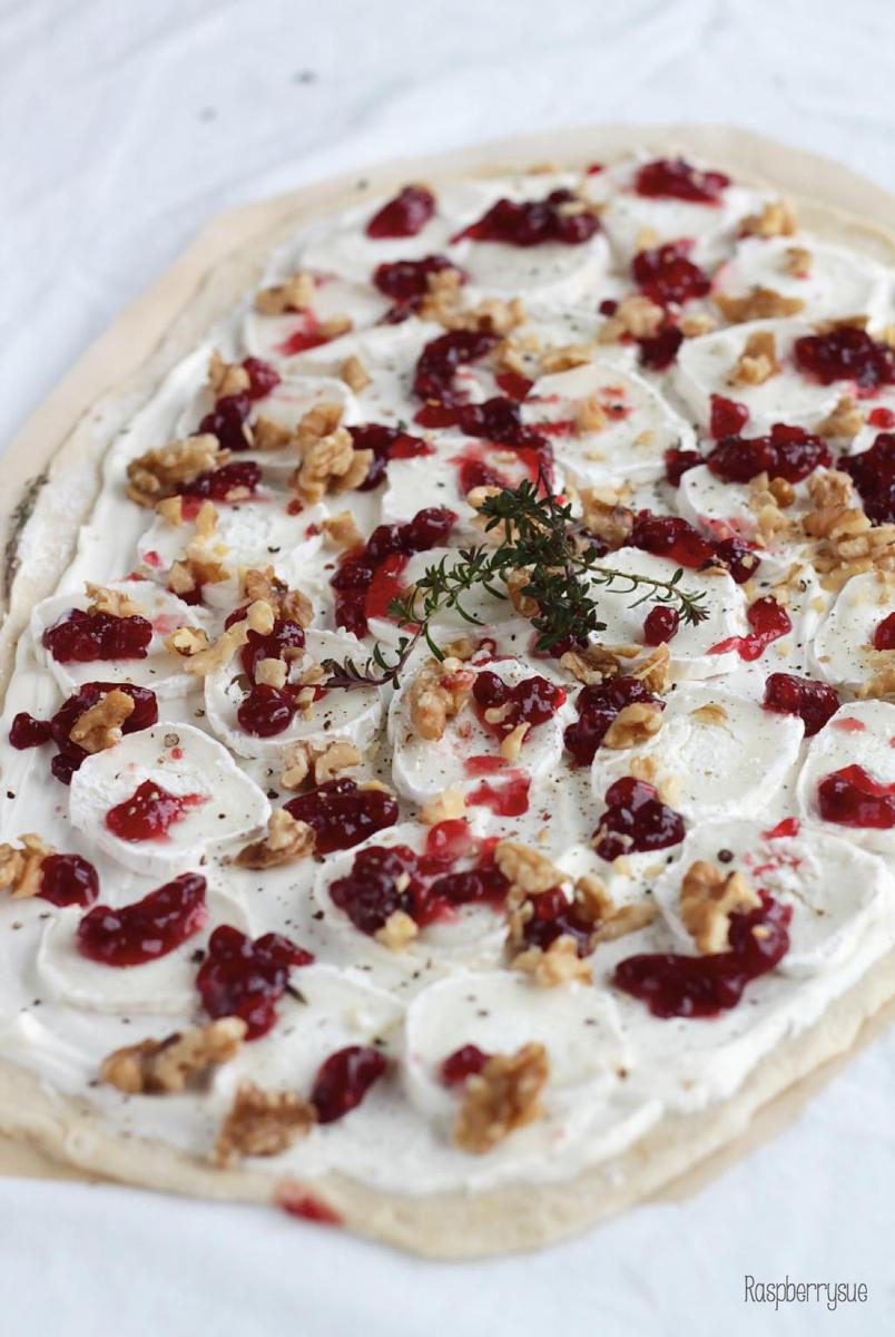 Rezeptbild: Flammkuchen mit Preiselbeeren und Ziegenkäse