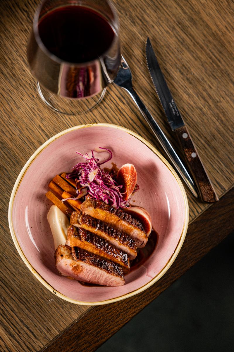 Rezeptbild: Knusprige Entenbrust mit rotem Spitzkohl und Petersilienwurzel