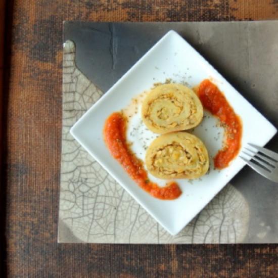 Rezeptbild: Erdäpfelroulade mit Tomaten-Fetasauce (Kartoffelroulade)
