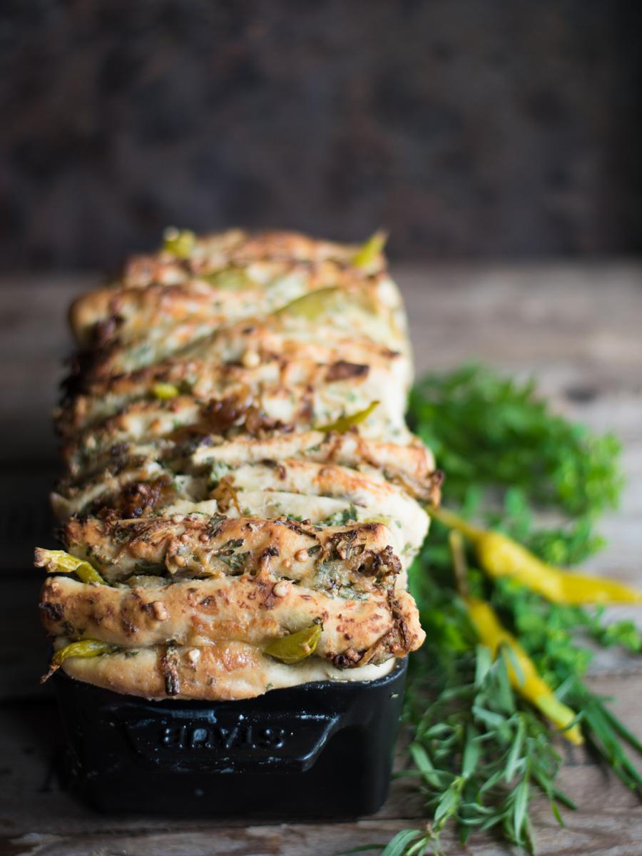 Rezeptbild: Zupfbrot mit Frischkäse und Kräuterbutter