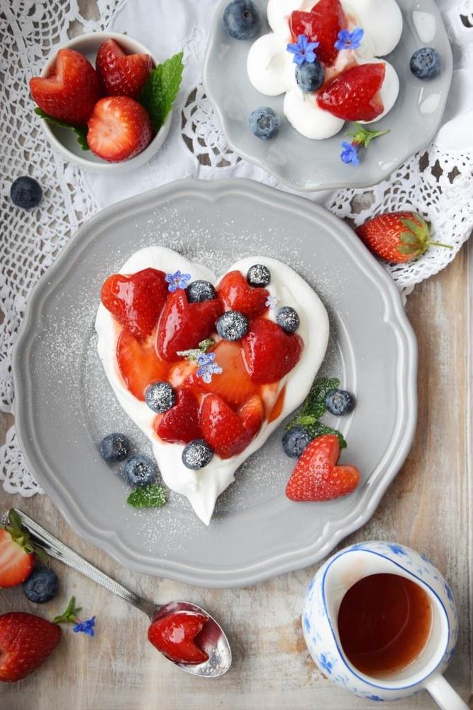 Rezeptbild: Herzallerliebst! Pavlova in Herzform mit Erdbeeren