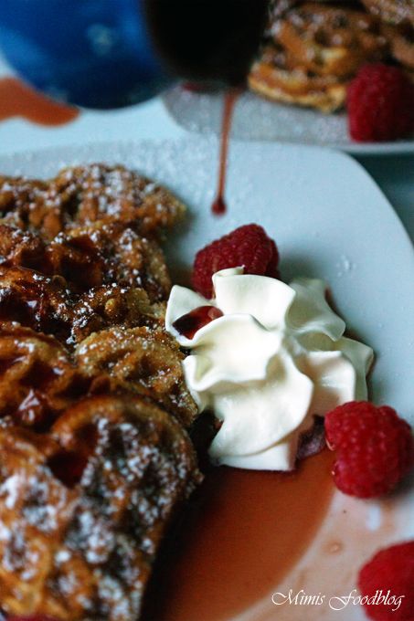 Rezeptbild: Dinkel-Gewürzwaffeln mit Cranberry-Sirup
