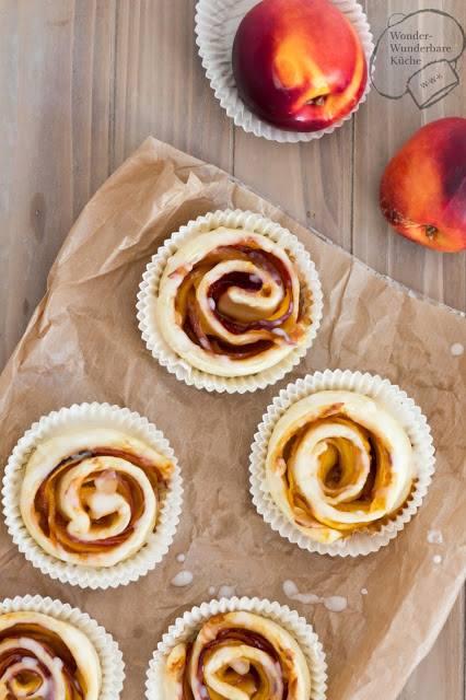 Rezeptbild: Blätterteignektarinenschnecken