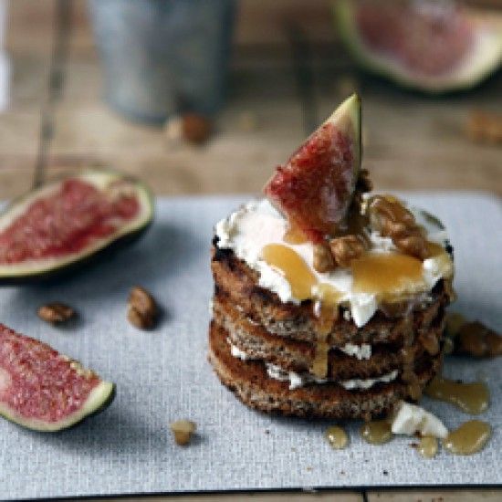Rezeptbild: Ziegenkäse-Walnussturm mit Feigen im Honigregen