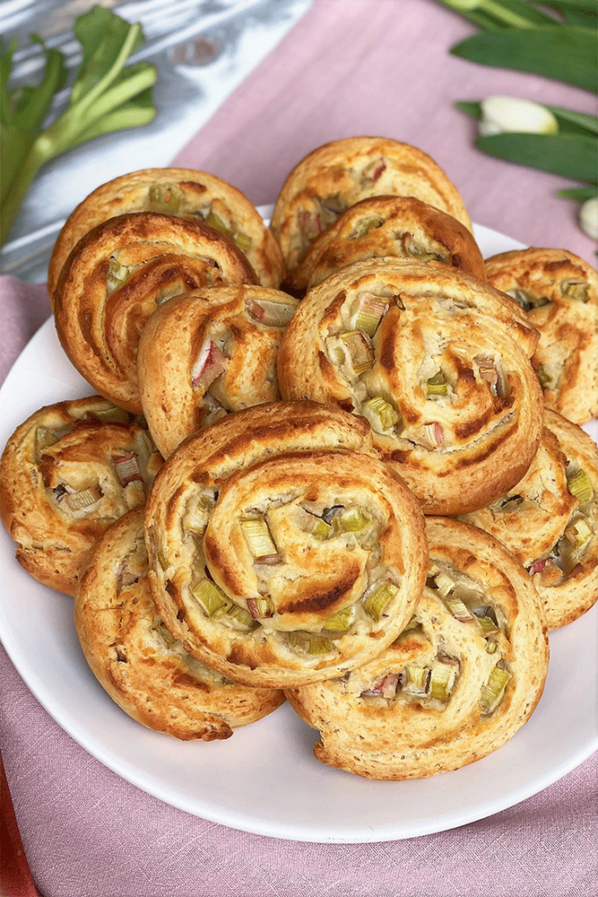 Rezeptbild: Rhabarber-Schnecken mit Marzipan