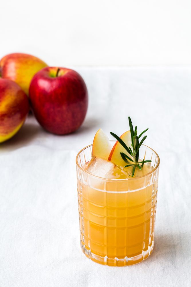 Rezeptbild: Bee's Knees mit Apfel und Kamille
