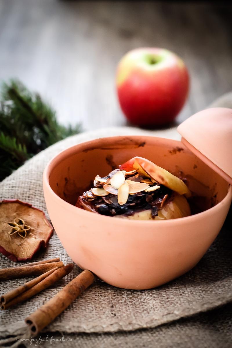 Rezeptbild: Bratapfel mit Blaubeeren und gerösteten Mandeln