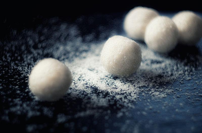 Rezeptbild: Raffaelo vegan – Kokos Pralinen – zum Dahinschmelzen!