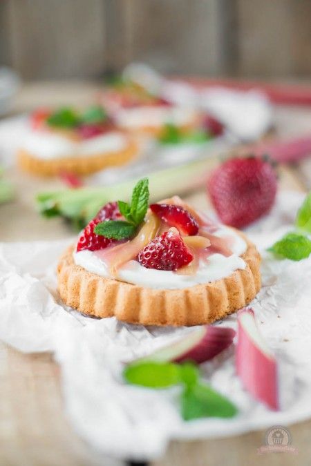 Rezeptbild: Biskuit-Torteletts mit Zitronencreme 
