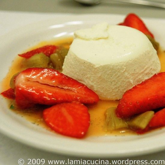 Rezeptbild: Quarkflan mit Erdbeer-Rhabarberkompott