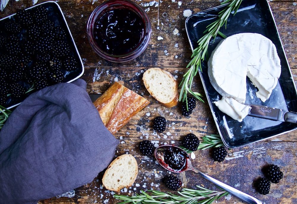Rezeptbild: Brombeer-Rosmarin-Marmelade und rotes Johannisbeer-Lavendel-Sirup