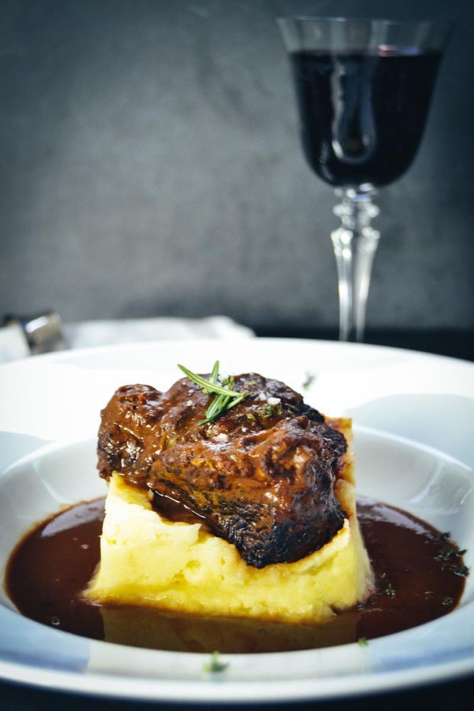 Rezeptbild: Geschmorte Kalbsbäckchen in Rotweinsauce
