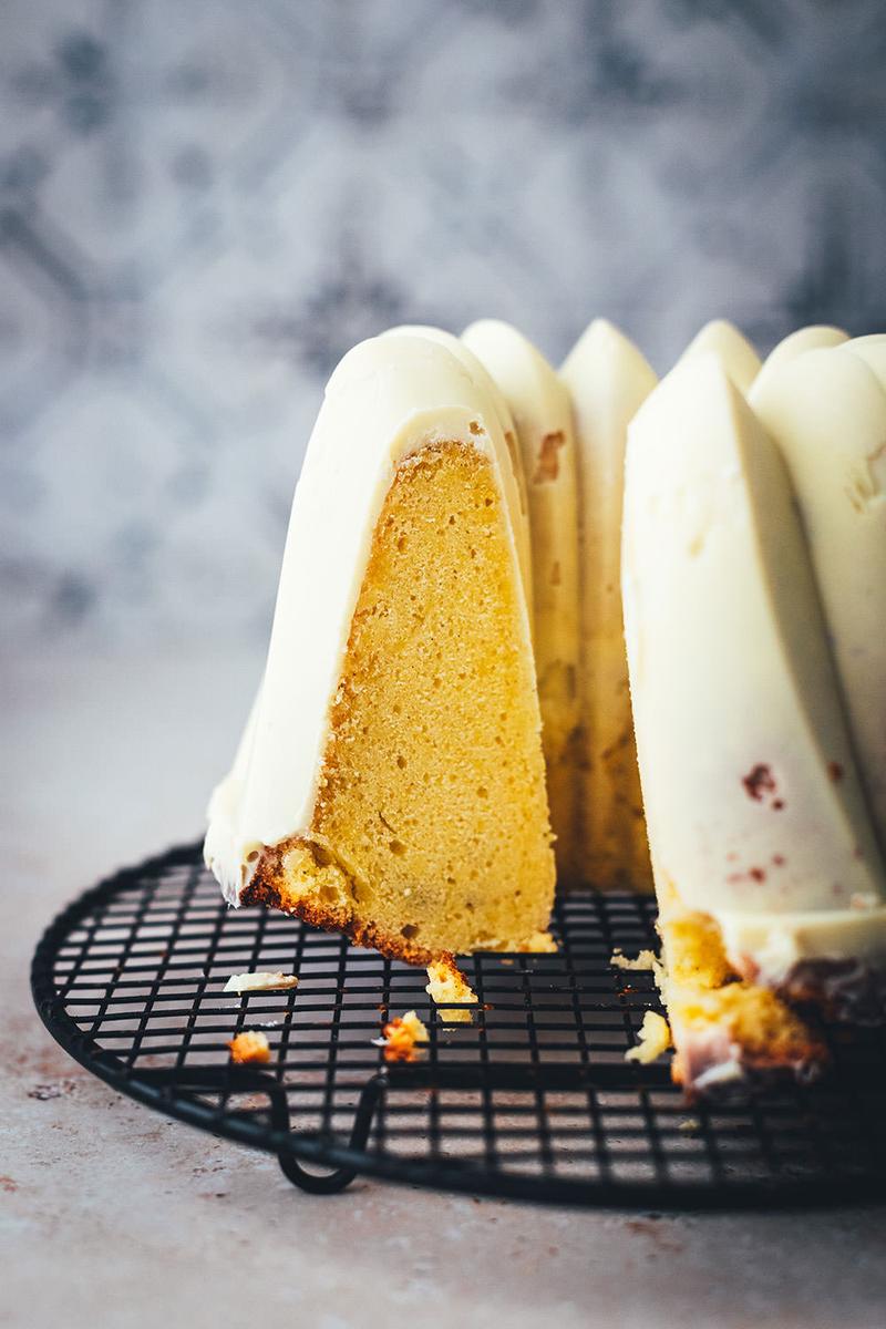 Rezeptbild: Saftiger Eierlikör-Kuchen mit weißer Schokoglasur