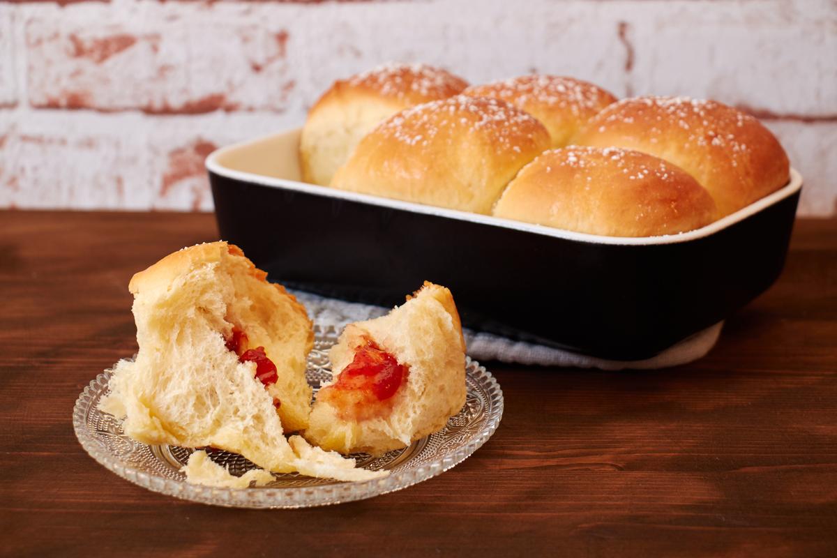 Rezeptbild: Buchteln mit Erdbeerfüllung – warmer Hefekuchen in Portionen