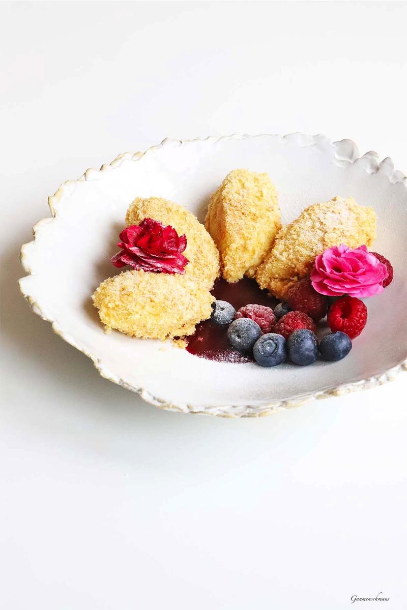 Rezeptbild: Topfennockerl auf Beerenspiegel