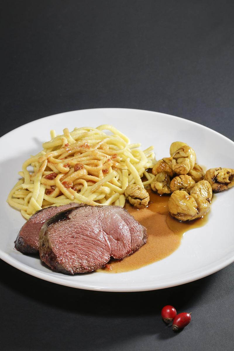 Rezeptbild: Rehsteak mit Hagebuttensauce und glasierten Maroni