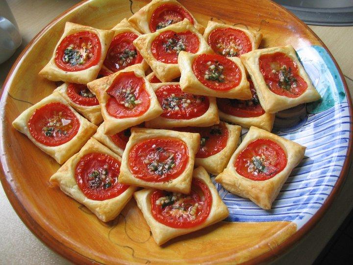 Rezeptbild: Blätterteig-Tomaten-Quadrate