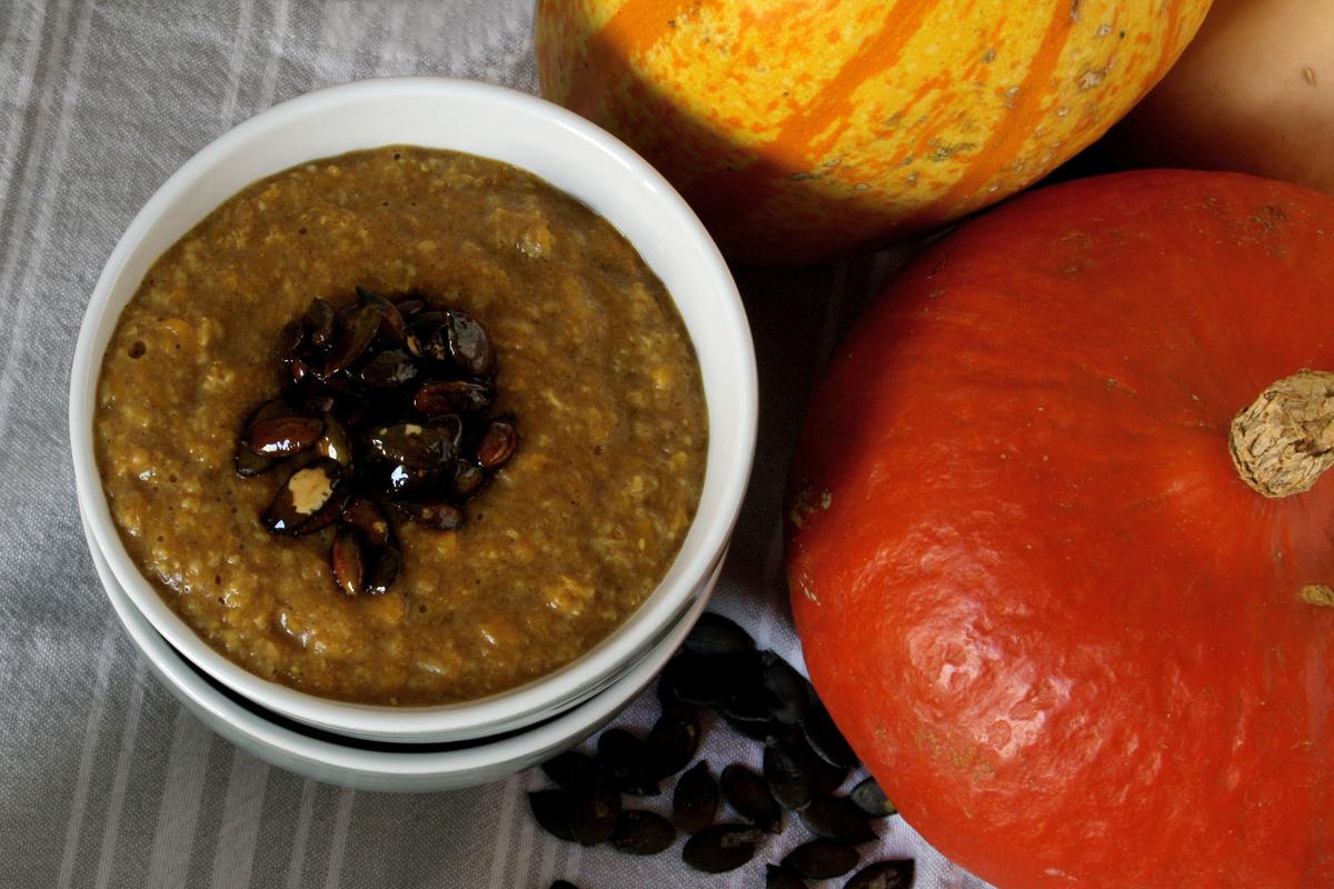 Rezeptbild: Kürbis-Zimt-Porridge mit karamellisierten Kürbiskernen