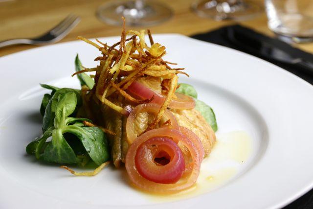 Rezeptbild: Eingelegter Saibling mit Feldsalat und Kartoffelstroh