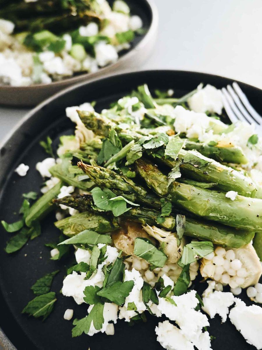 Rezeptbild: SPARGEL AUF PERLCOUSCOUS MIT ARTISCHOCKE UND ZIEGENKÄSE
